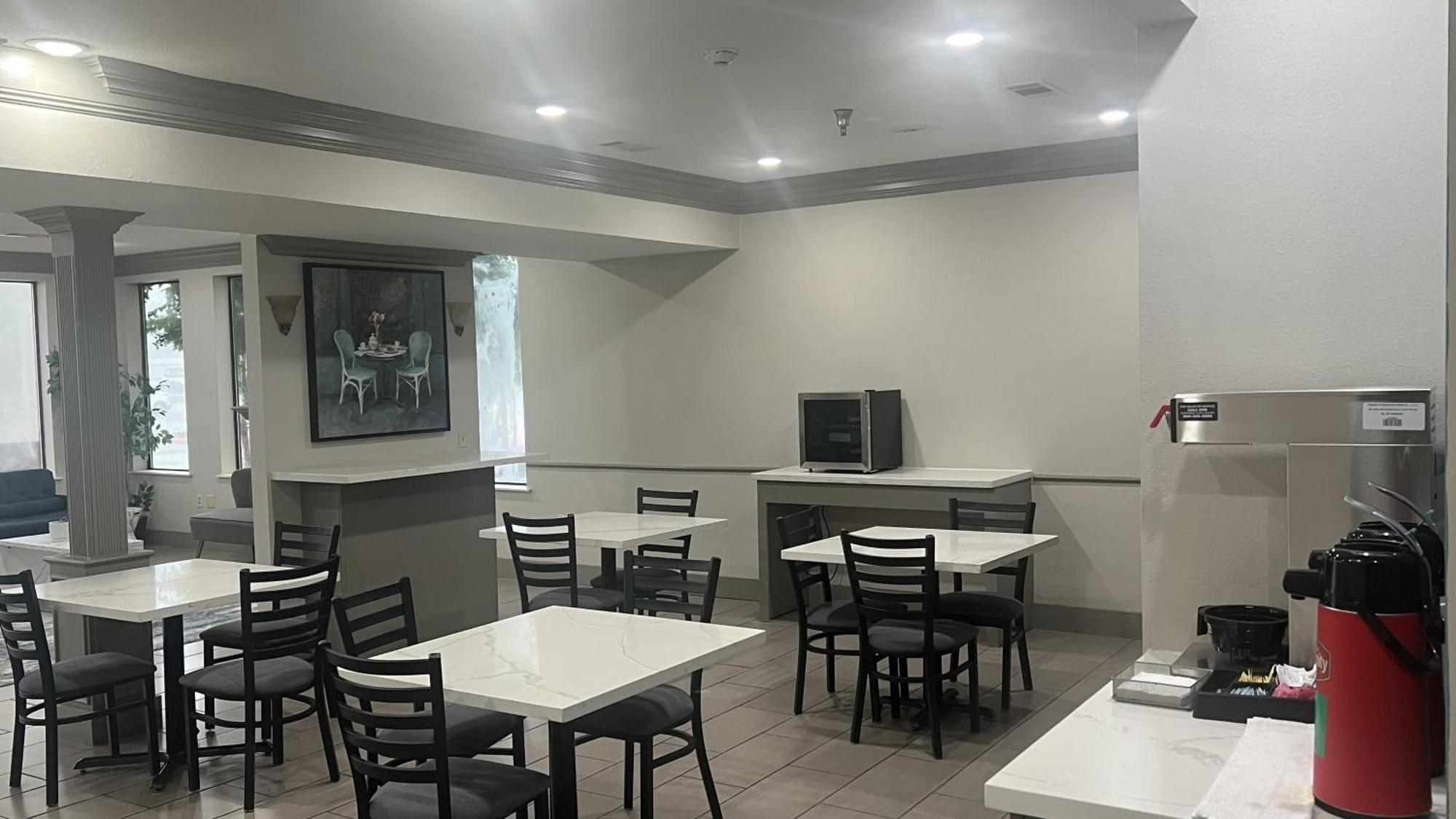 德纳姆泉戴斯酒店-东巴吞鲁日 德纳姆斯普林斯 外观 照片